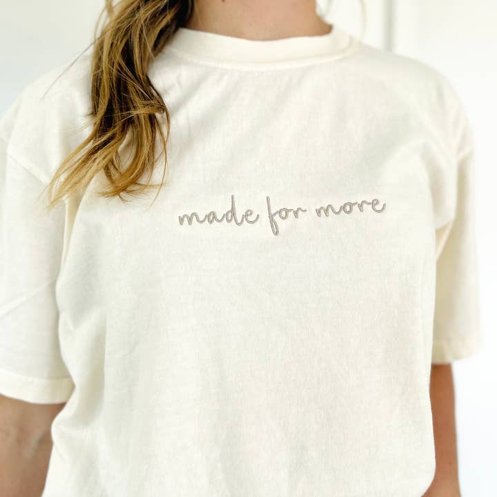 made for more tee | IVORY för wholesale av EJ Exclusives
