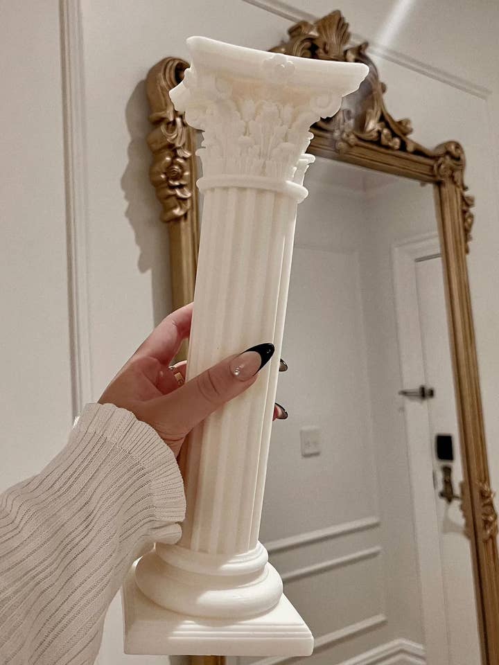 Bougie sculpture colonne romaine majestueuse pour la vente par LUX + OLIVE