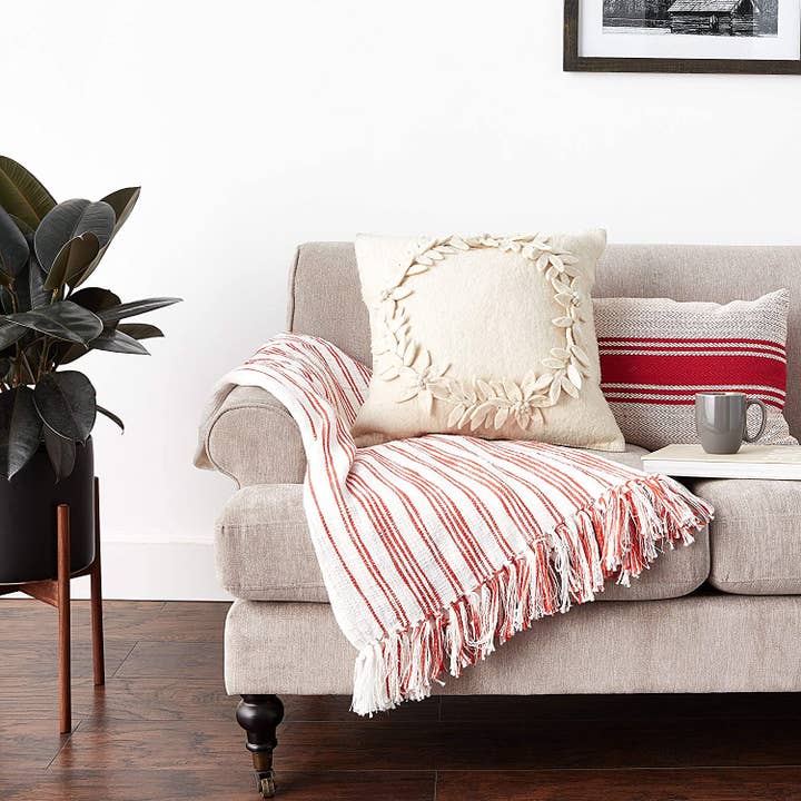 Arcadia Home - Vente Coussin décoratif - Coussin Couronne de Poinsettia Fait Main – Crème 20", Noël Tous les Jours1