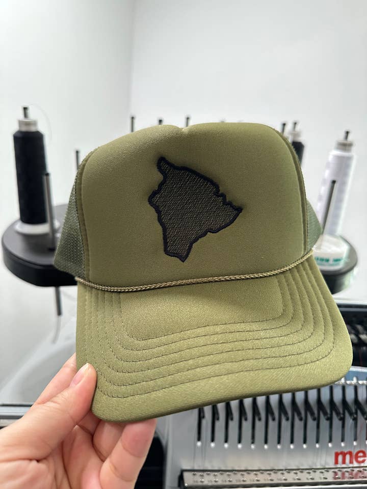 Casquette Trucker en Mousse Big Island Hawaii Contour de Big Island pour la vente par HI Family