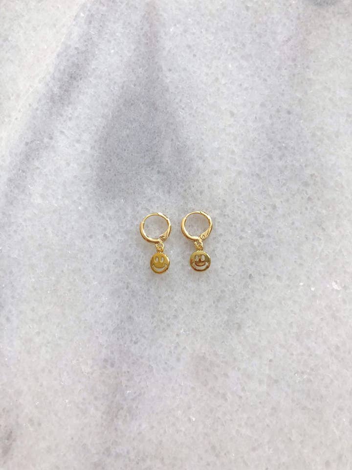 Mini Smiley ansigt øreringe for engroshandel hos LIzzy's Jewels