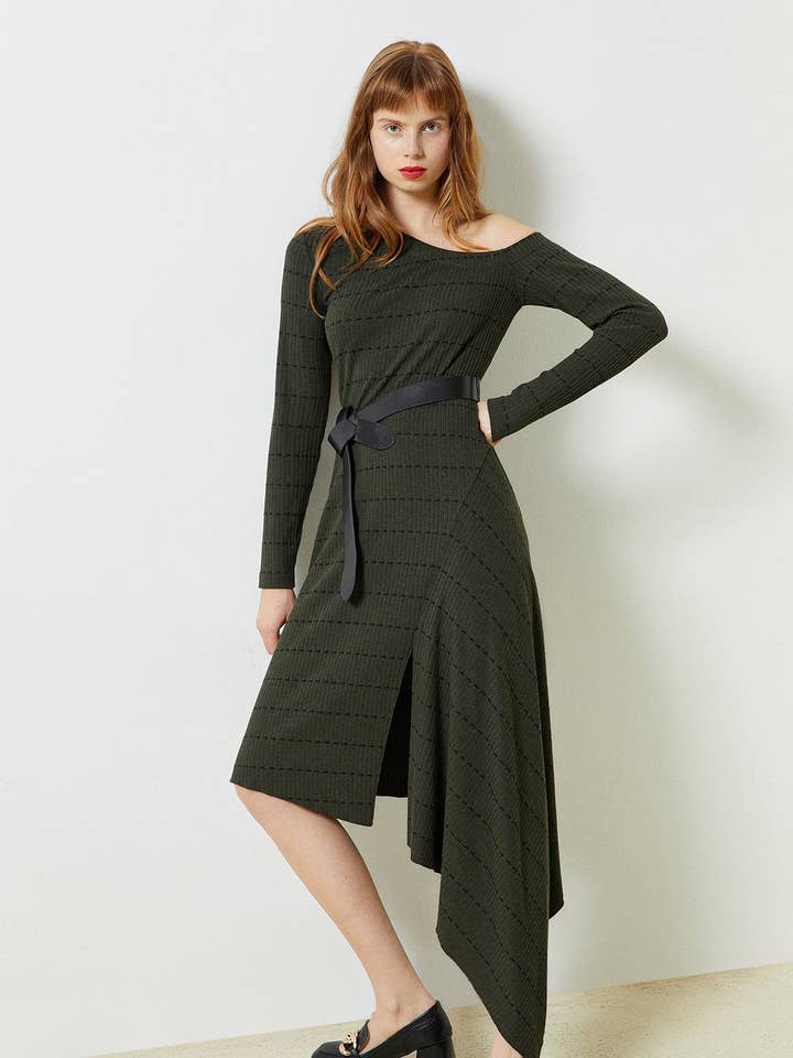 Asymmetrische jurk met riem voor wholesale door Lalion Design and International Trade LLC