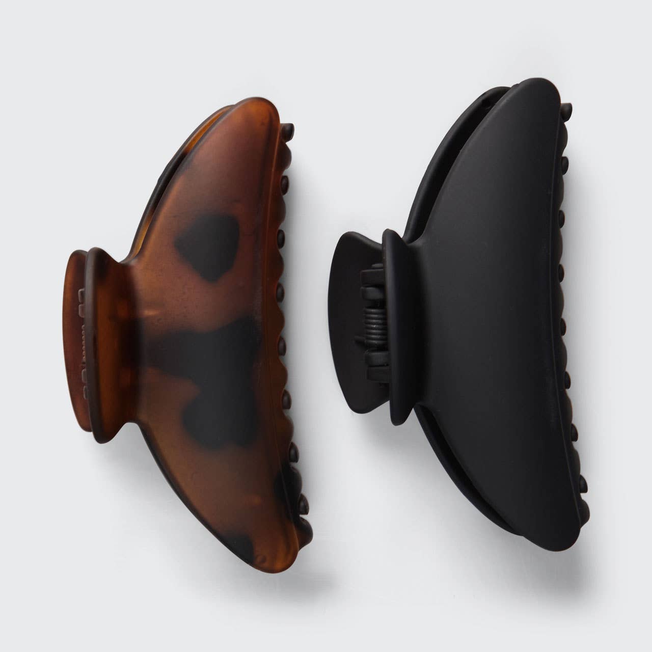 KITSCH – Clips para cabelo - Mulher por atacado – Clips de garra média em plástico reciclado 2pc - Preto & Tort5