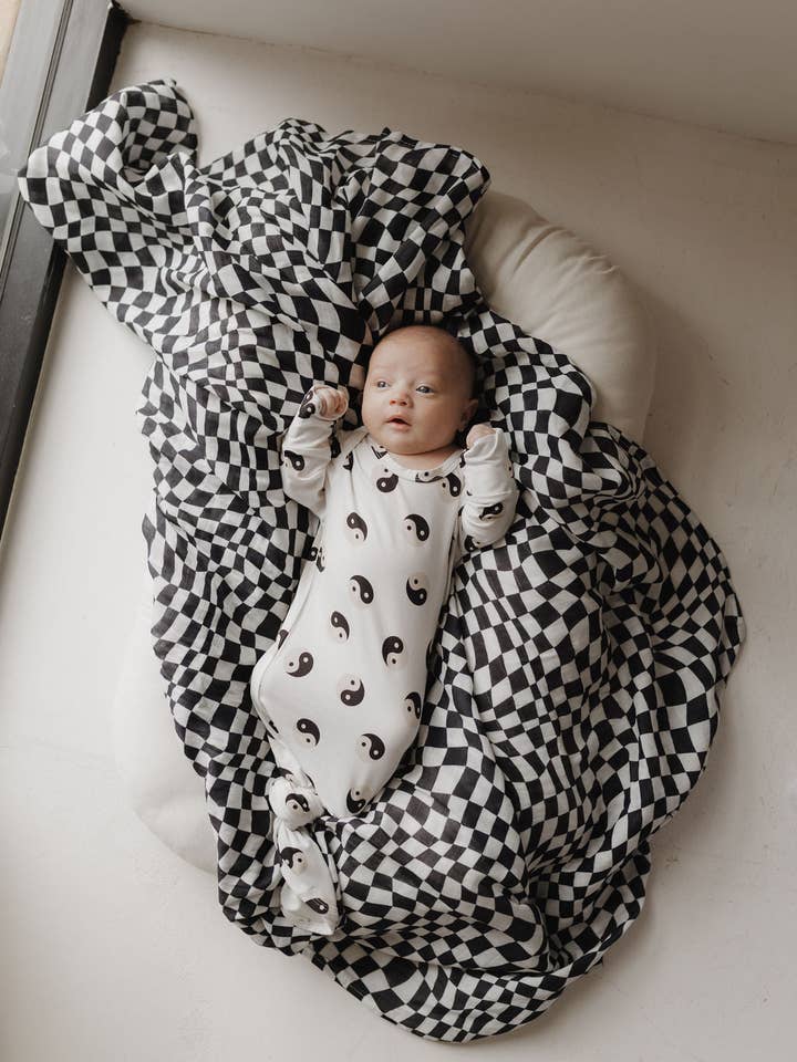 Bamboe Geknoopte Gewaad | Zwart & Wit Yin Yang voor wholesale door Forever French Baby