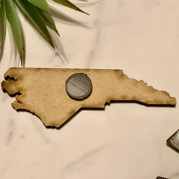 The HNB House – Engroshandel Magnet – Boho Rattan Basket Weave Træ North Carolina Magnet1