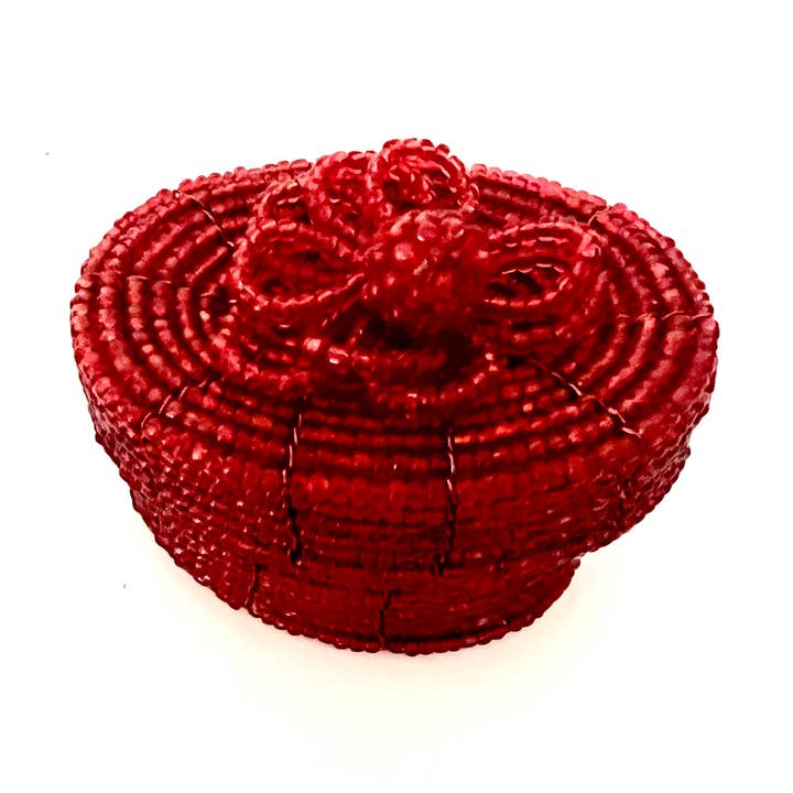 Oval håndperlet trådkasse i rød strømpefylder for engroshandel hos Erik & Mike