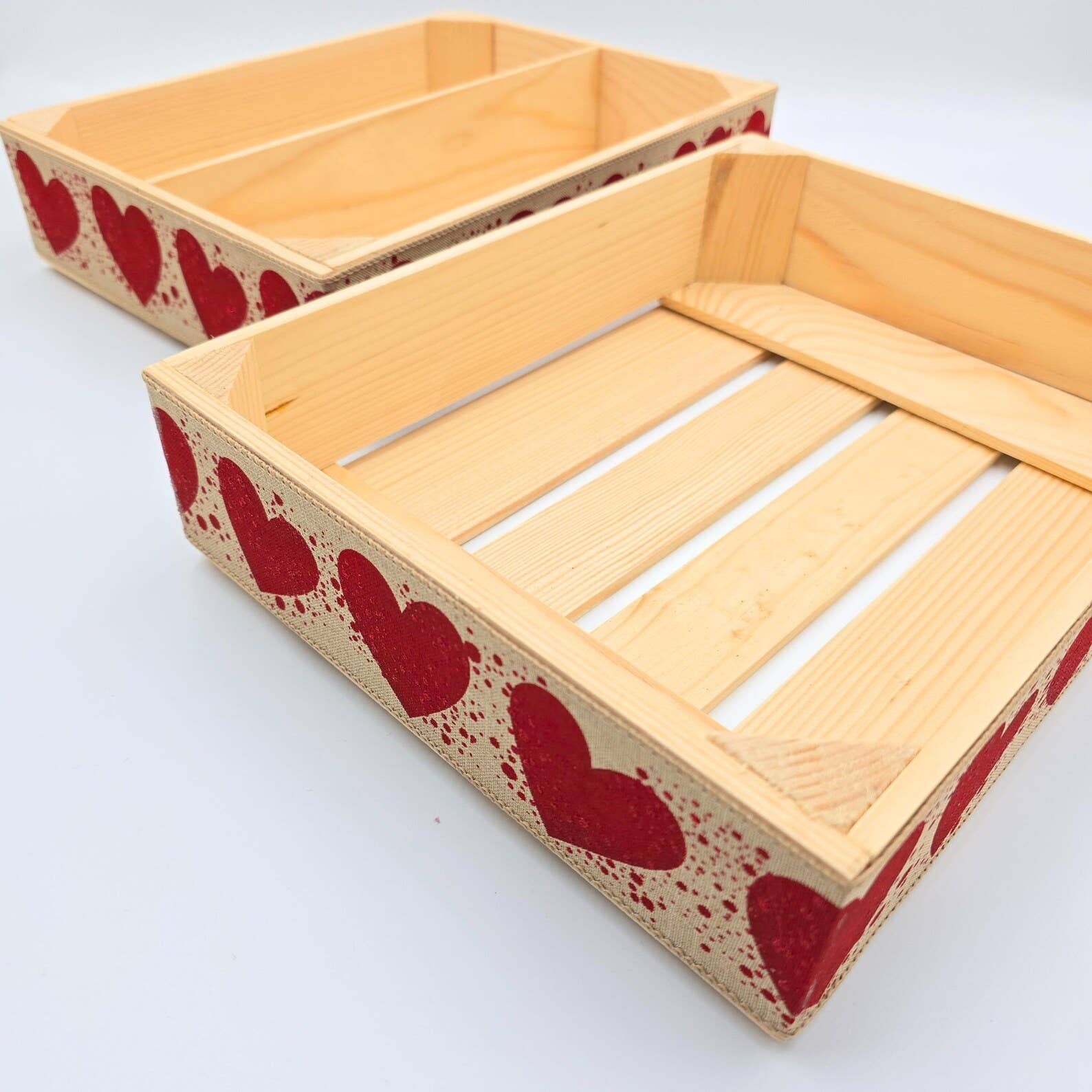 AboutWood - Vente Coffrets cadeaux - Caisse-cadeau en bois pour vin décorée avec un ruban à cœurs rouges3