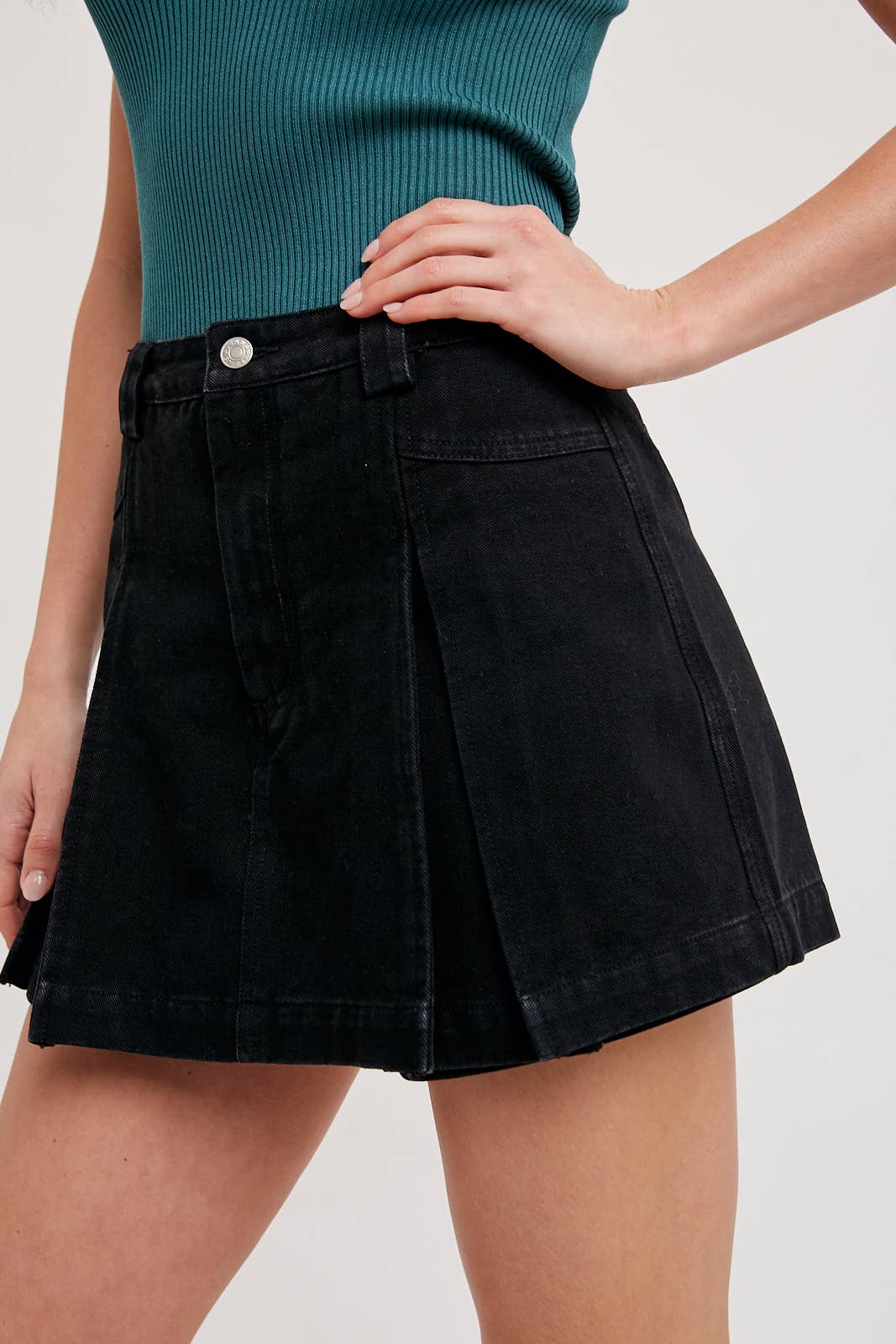 Bluivy - Venta al por mayor Falda pantalón - Mujer - PANTALONES CORTOS DE MEZCLILLA CON PLIEGUES EN LA PARTE DELANTERA1