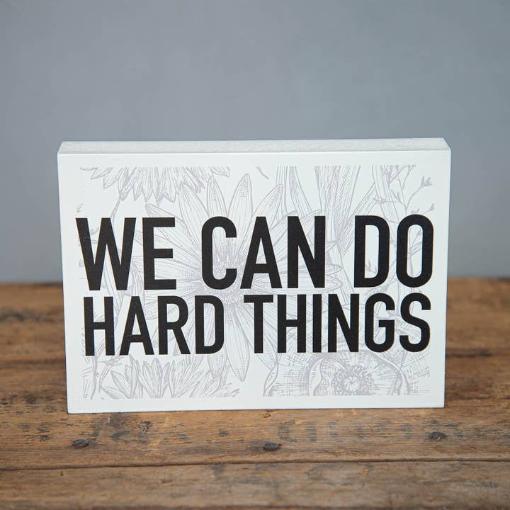 Blockskylt - ”Vi kan göra svåra saker” för wholesale av Tiny House Vintage and Art