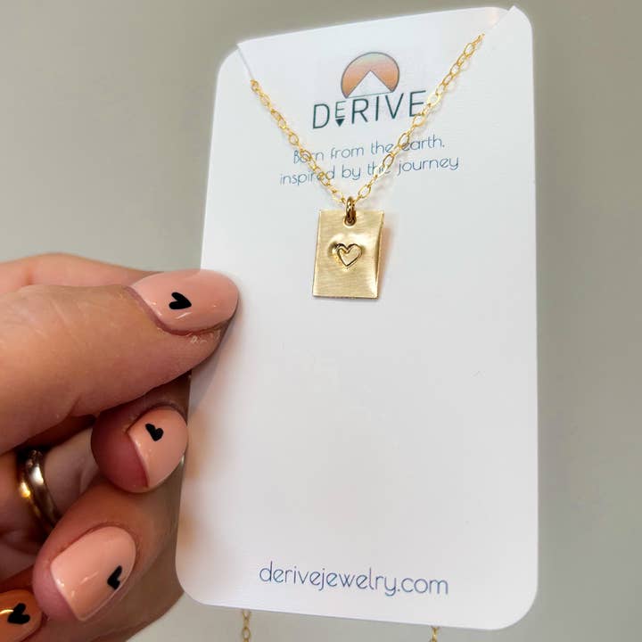 Colar Coração Mini Tag em Ouro 14k ou Prata Esterlina por atacado de Derive Jewelry