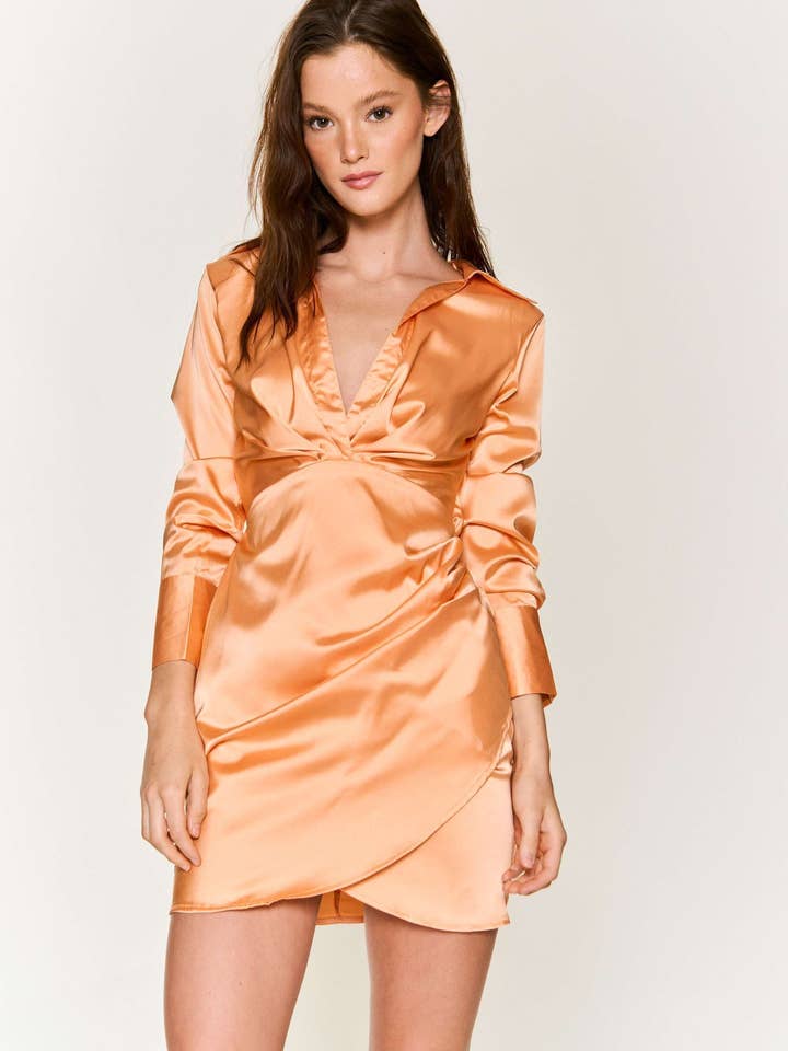MINI-ROBE LONGUE SLV À SUPERPOSITION EN SATIN pour la vente par Hers & Mine