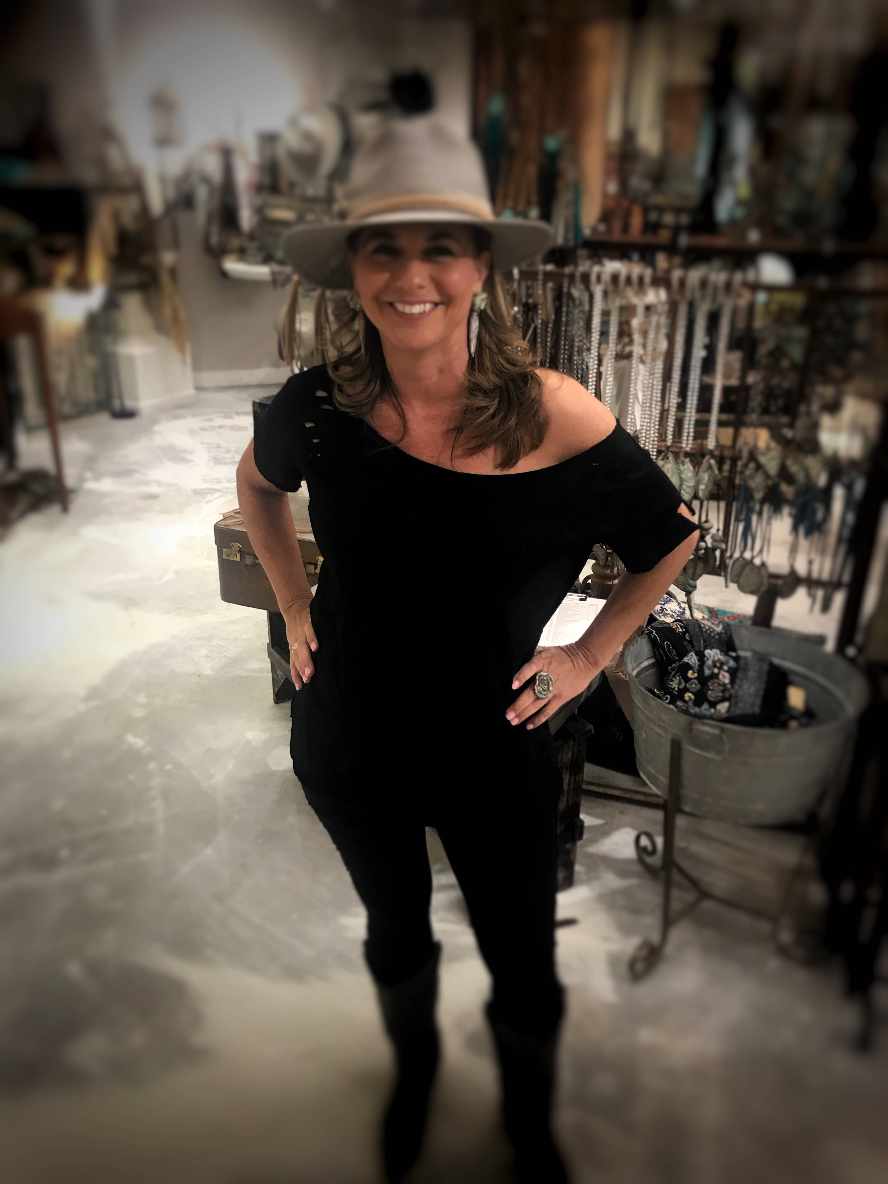 A Rare Bird Shop - Vente T-shirt – femme - T-shirt noir déchiré en lambeaux2