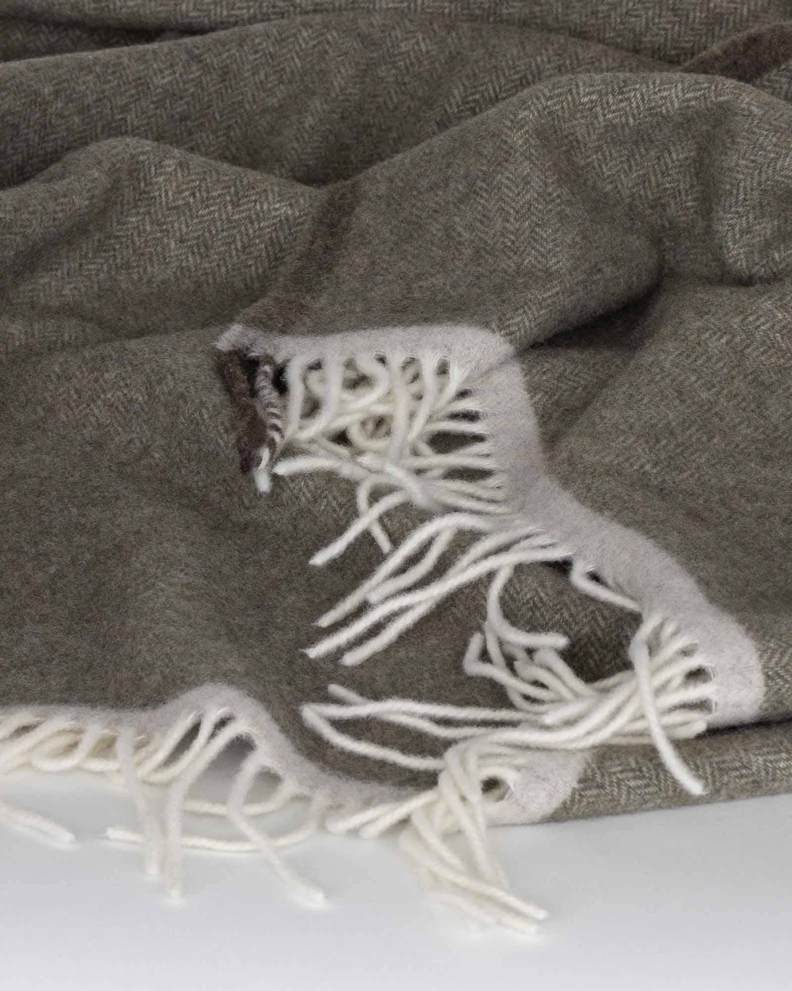 MoST – Engroshandel Tæppe – Merino/kashmir Plaid MILANO Verde Orlo2