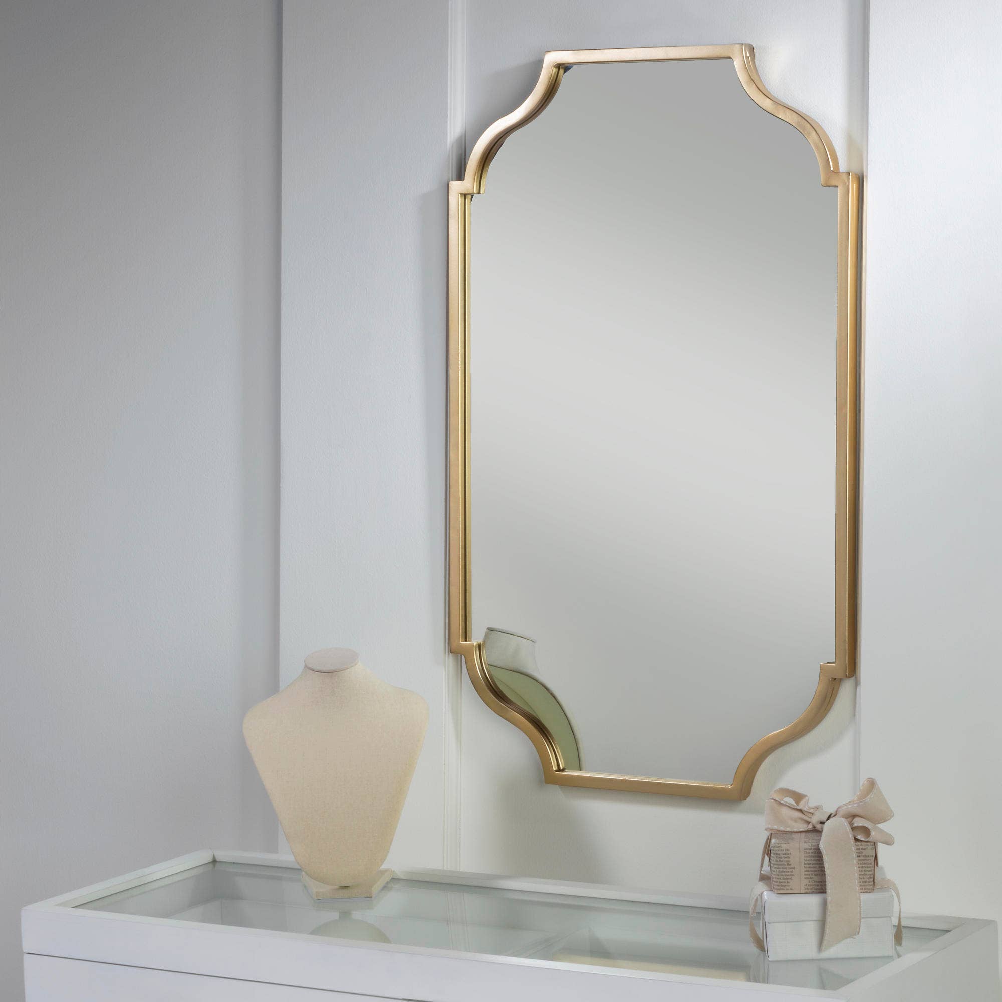 Tripar International - Vendita all'ingrosso Specchi da parete - Specchio da parete con bordi smerlati in metallo1