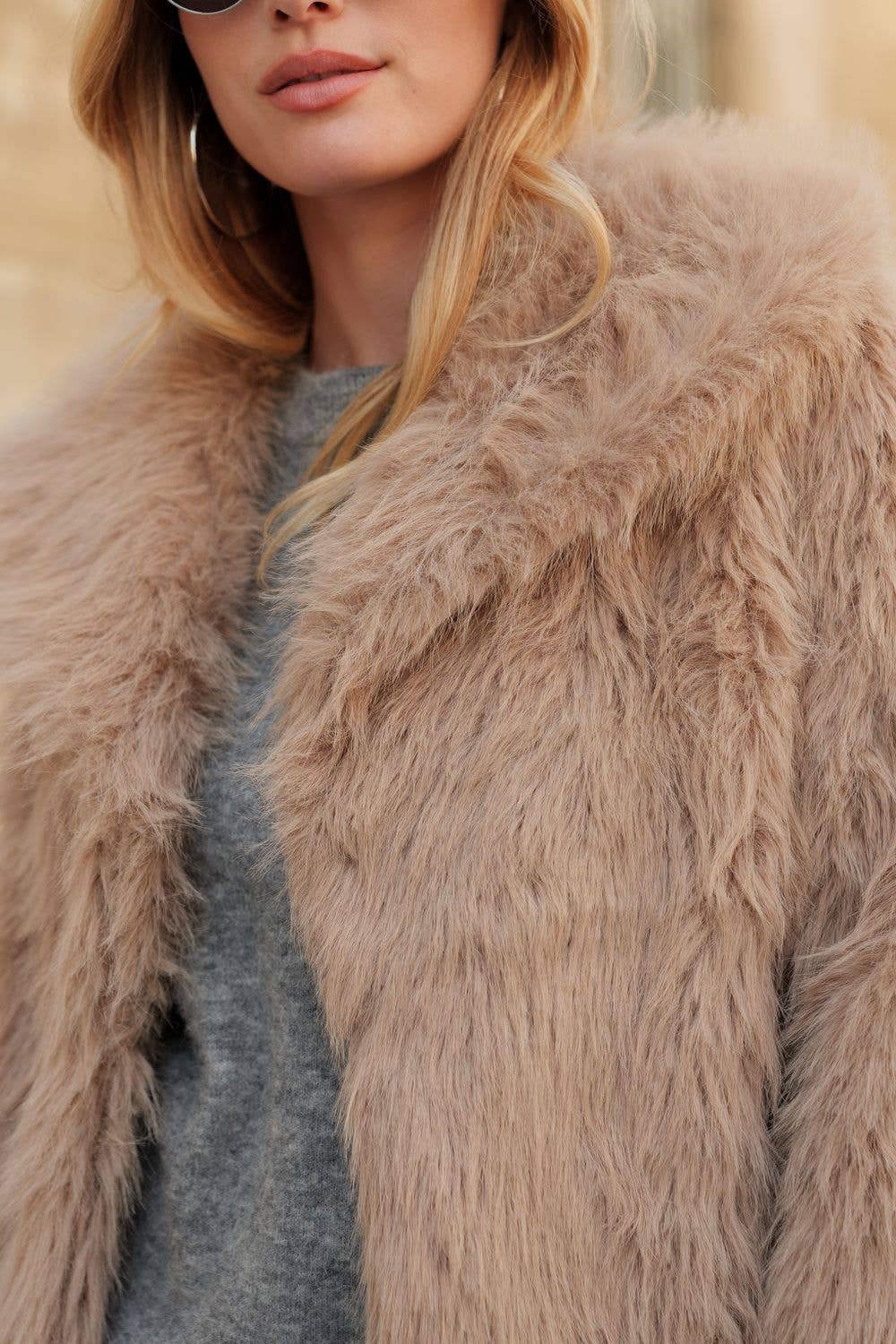 Attrait Paris – wholesale Päls/fuskpäls - Dam – Kort kappa i fuskpäls med lång lugg1