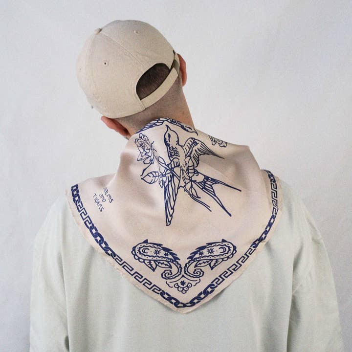 ¡De nuevo en stock! Pañuelo de seda Love Birds | Estampado a doble cara | Azul oscuro sobre champán para venta al por mayor de Palms and Tigers