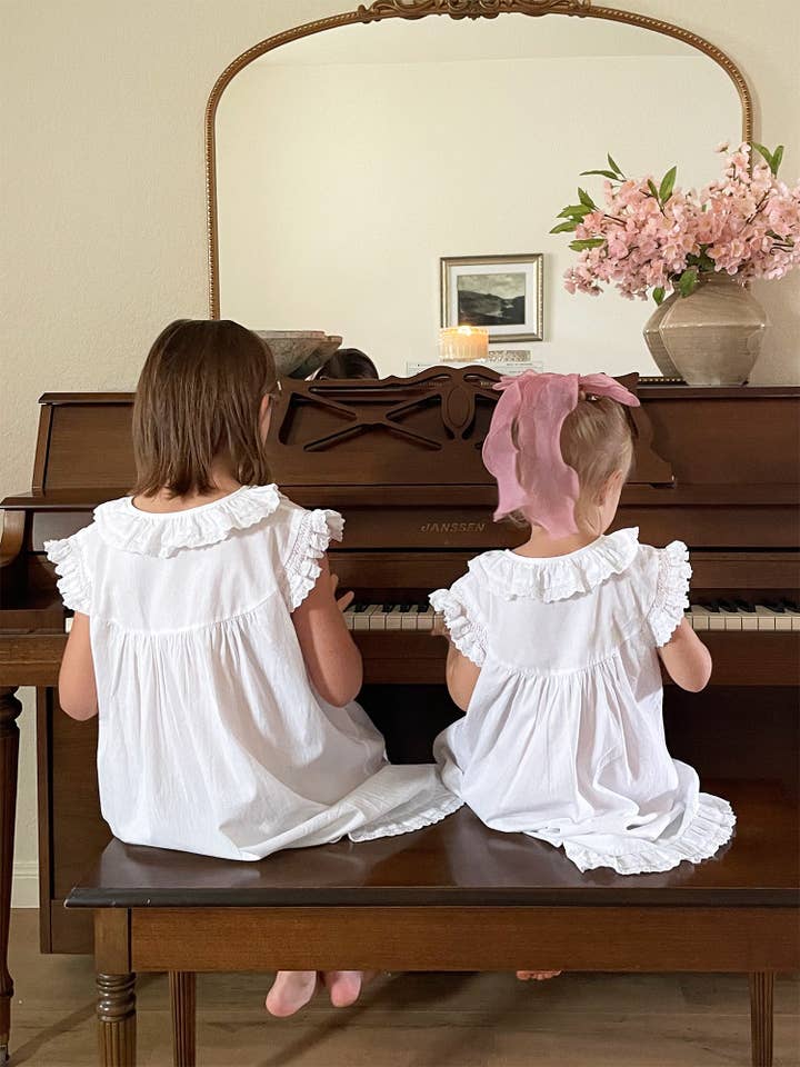 Jacaranda Living – wholesale Klänning – Barn – Gracie vit bomullsklänning, broderad7