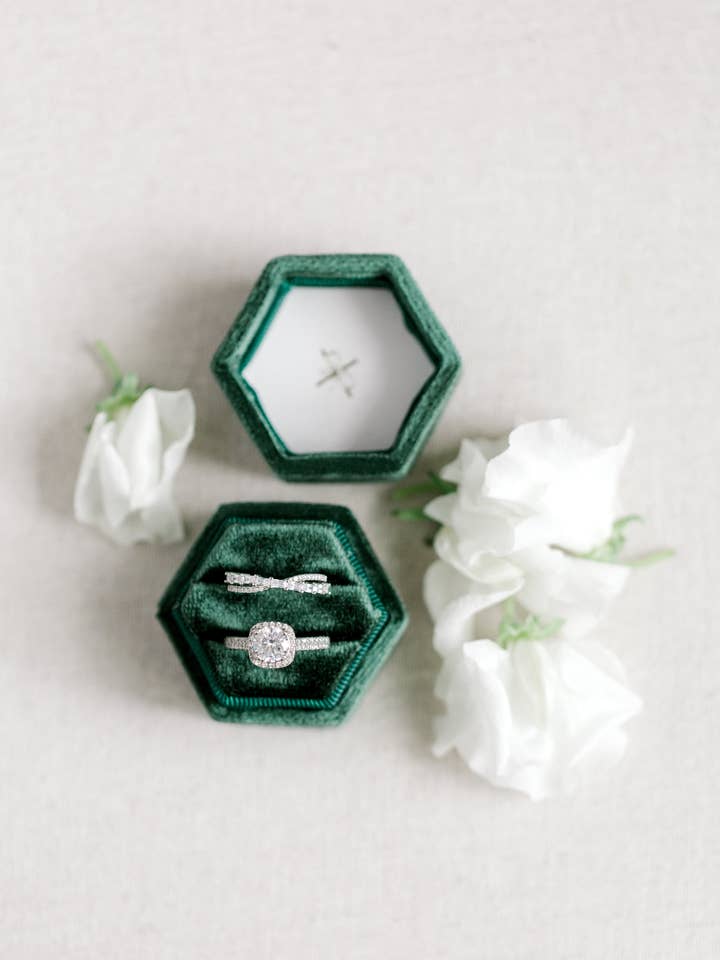 Emerald grøn fløjl sekskant Ring boks for engroshandel hos Belle Box Boutique