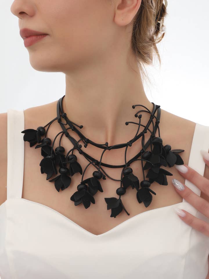 Collier Fleur Noire Fait Main pour la vente par AVENS