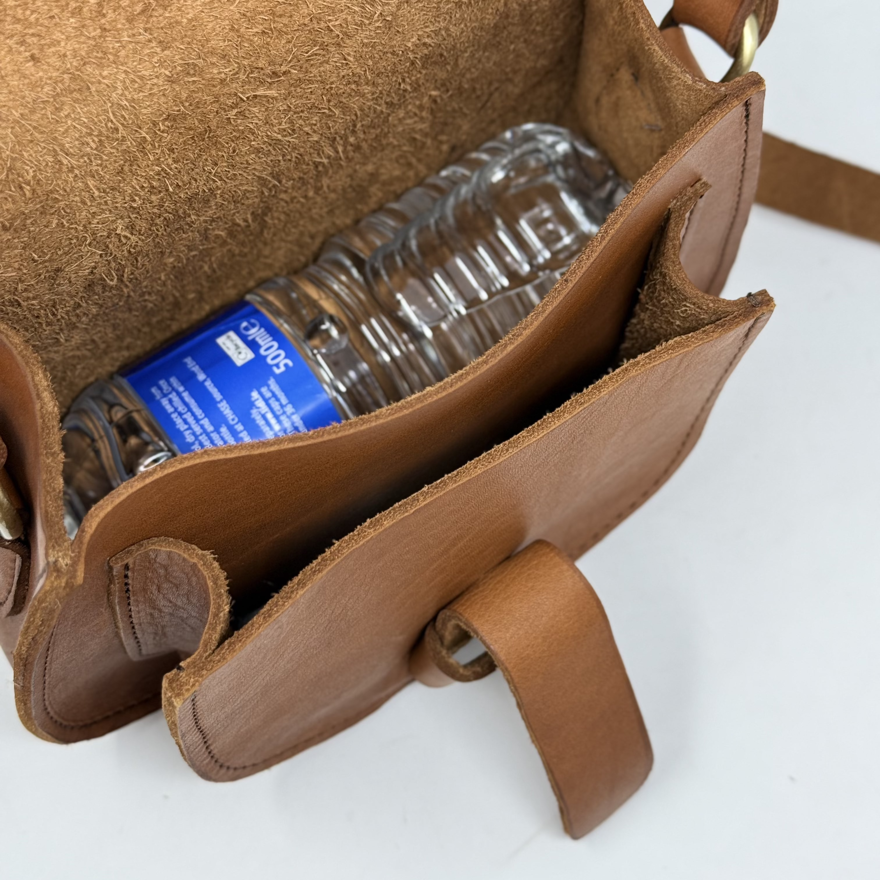 Artisan Stories – bolsa tiracolo - Mulher por atacado – Maya Tan Leather Saddle Bag – Mala a Tiracolo Artesanal em Couro de Grão Inteiro7