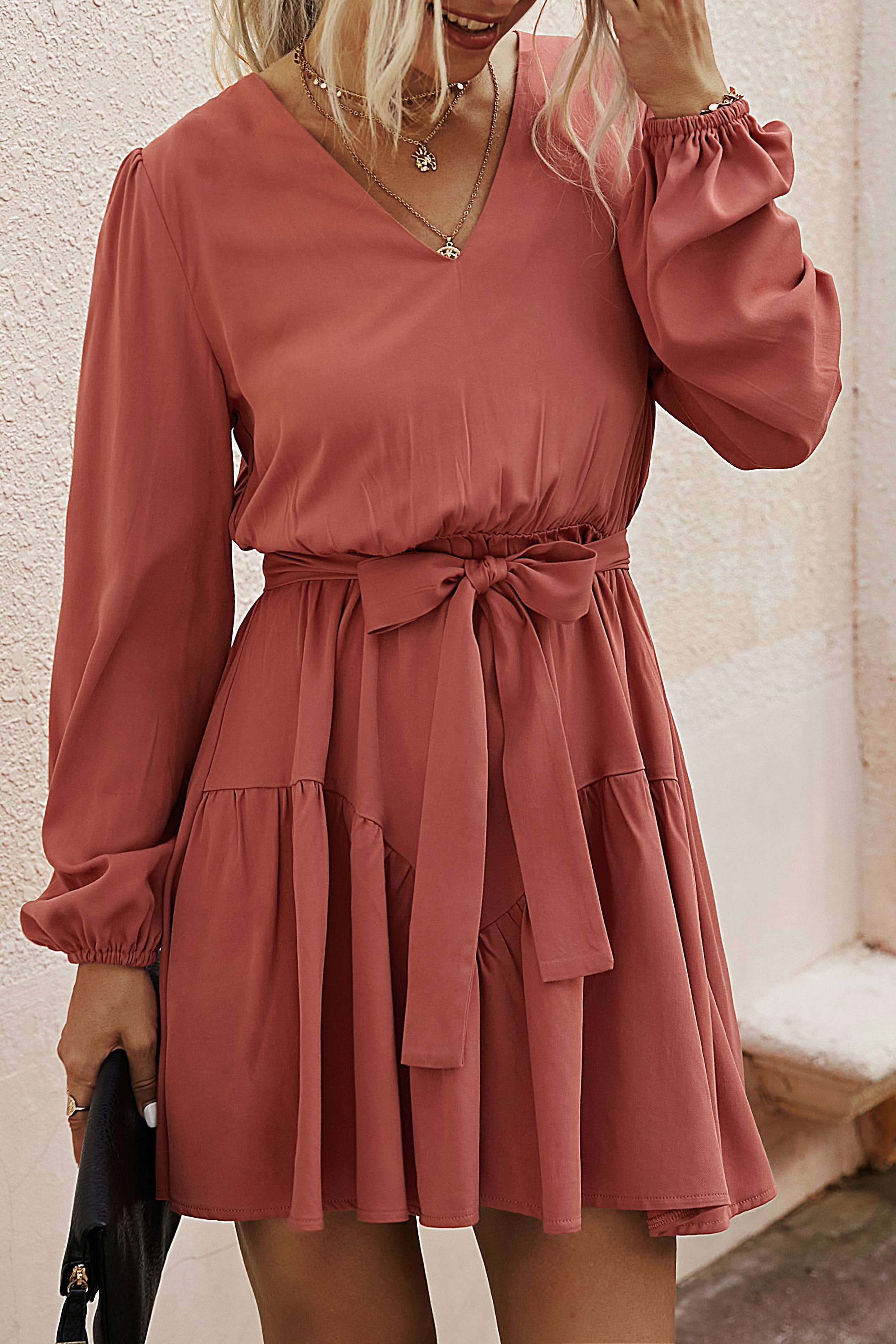 eLook – Großhandel Kleid – Damen – SZ1-DR6095 Langarmkleid mit V-Ausschnitt und Gürtel0