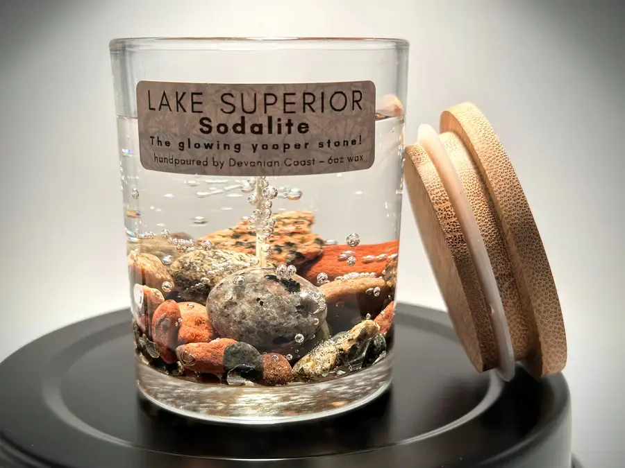 Devonian Coast - Wholesale Novelty Candle - Lake Superior "Yooperlite" Sodalite – Medium 6oz Wax1