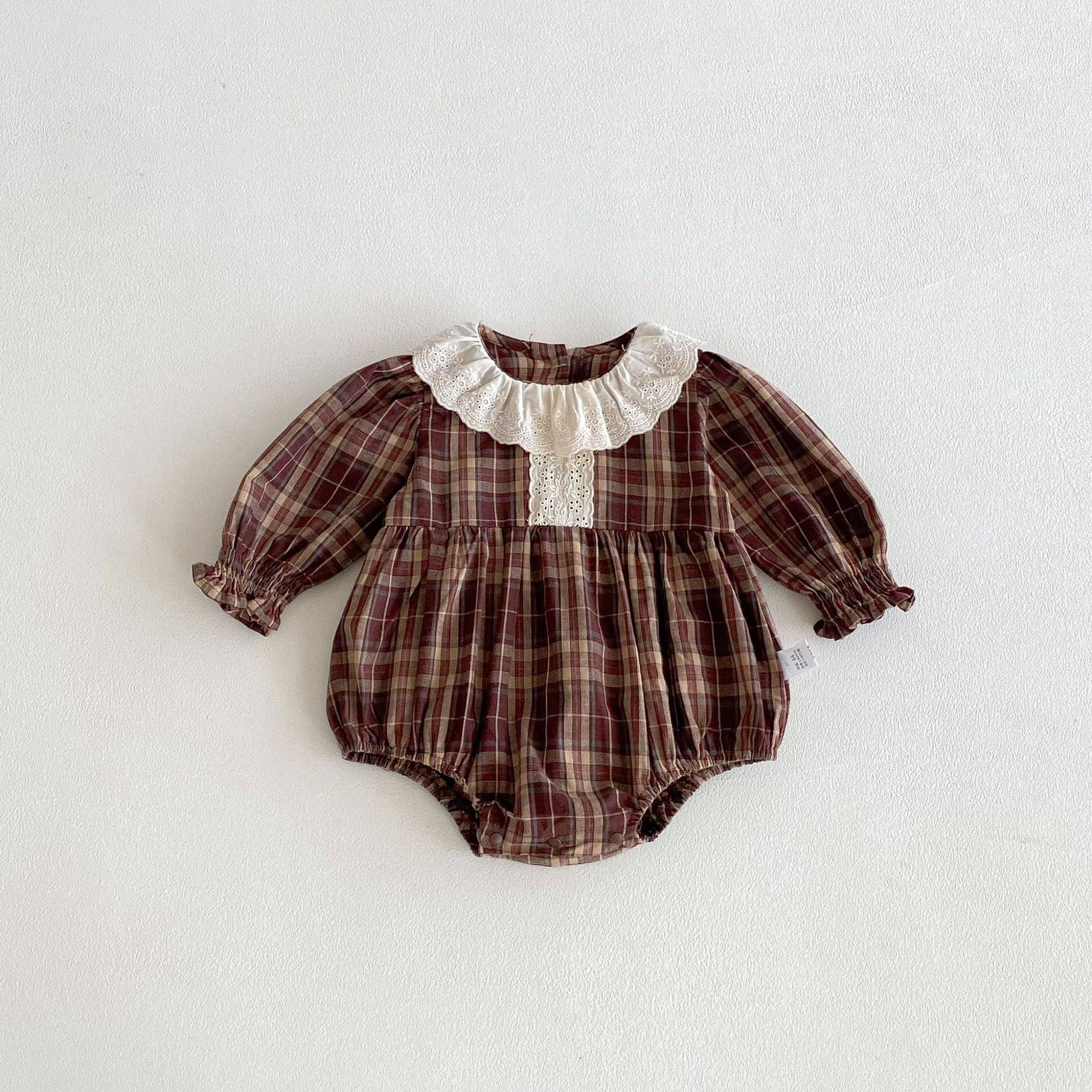 Marron Barboteuses vintage à manches longues à motif à carreaux pour bébé filles d'automne. en vente sur Faire