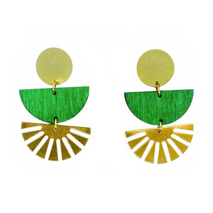 Orecchini Jenny Fan in legno color smeraldo e ottone (+ colori) per la vendita all'ingrosso da parte di Shock of Grey