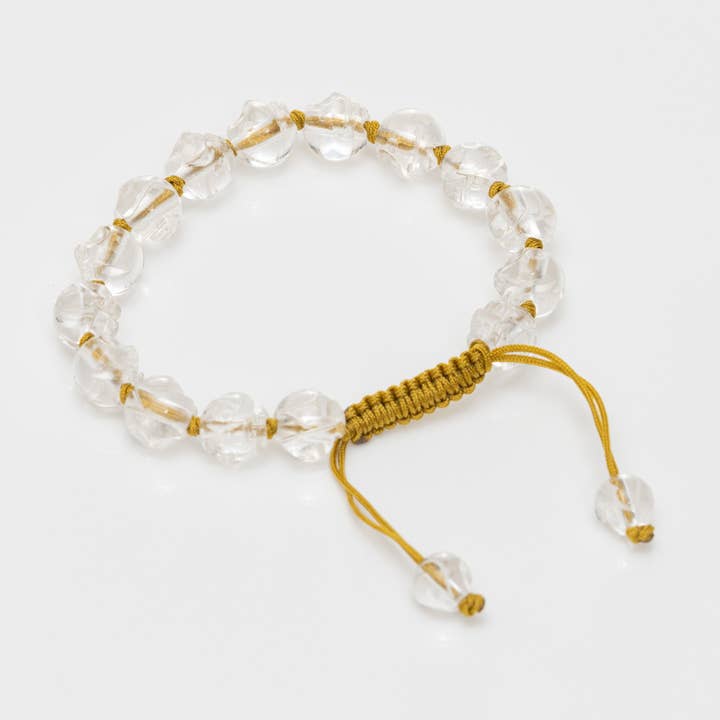 Bracelet en quartz clair sculpté à la main en forme de crâne pour la vente par Open Heart Warrior