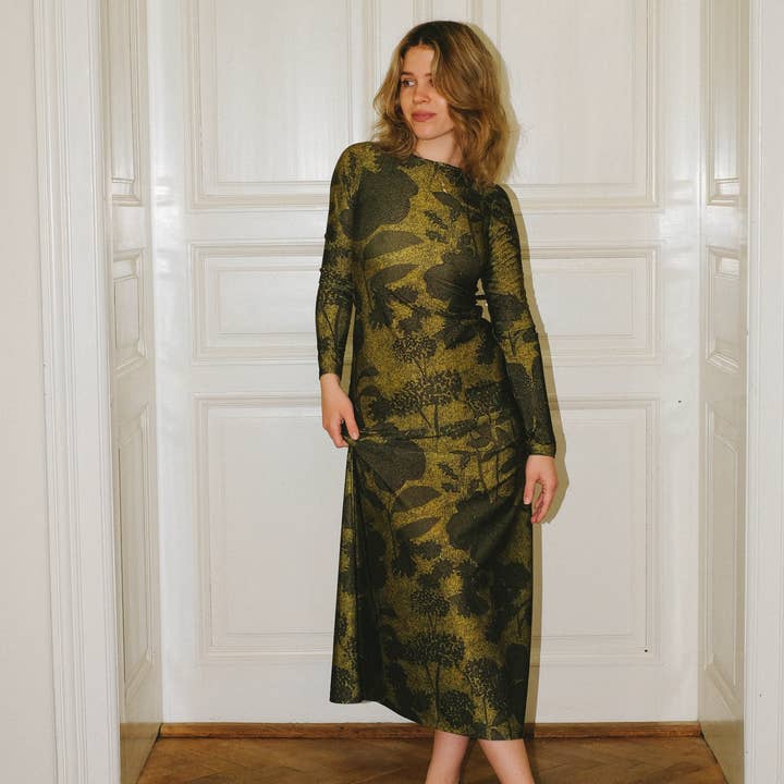 Mörk olivgrön blommig långärmad klänning för wholesale av Alja Horvat d.o.o.