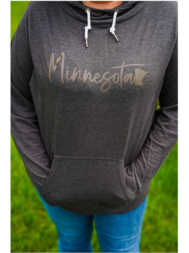 Cheeky Lisa – wholesale Hoodie - Dam – Minnesota - Svart på svart tratthals1