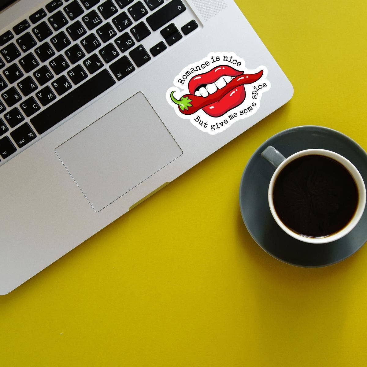 Cheeky Chick Sticker Co. - Vente Autocollant - La romance, c'est bien, mais donnez-moi du piquant Autocollant Lèvres Ardentes2