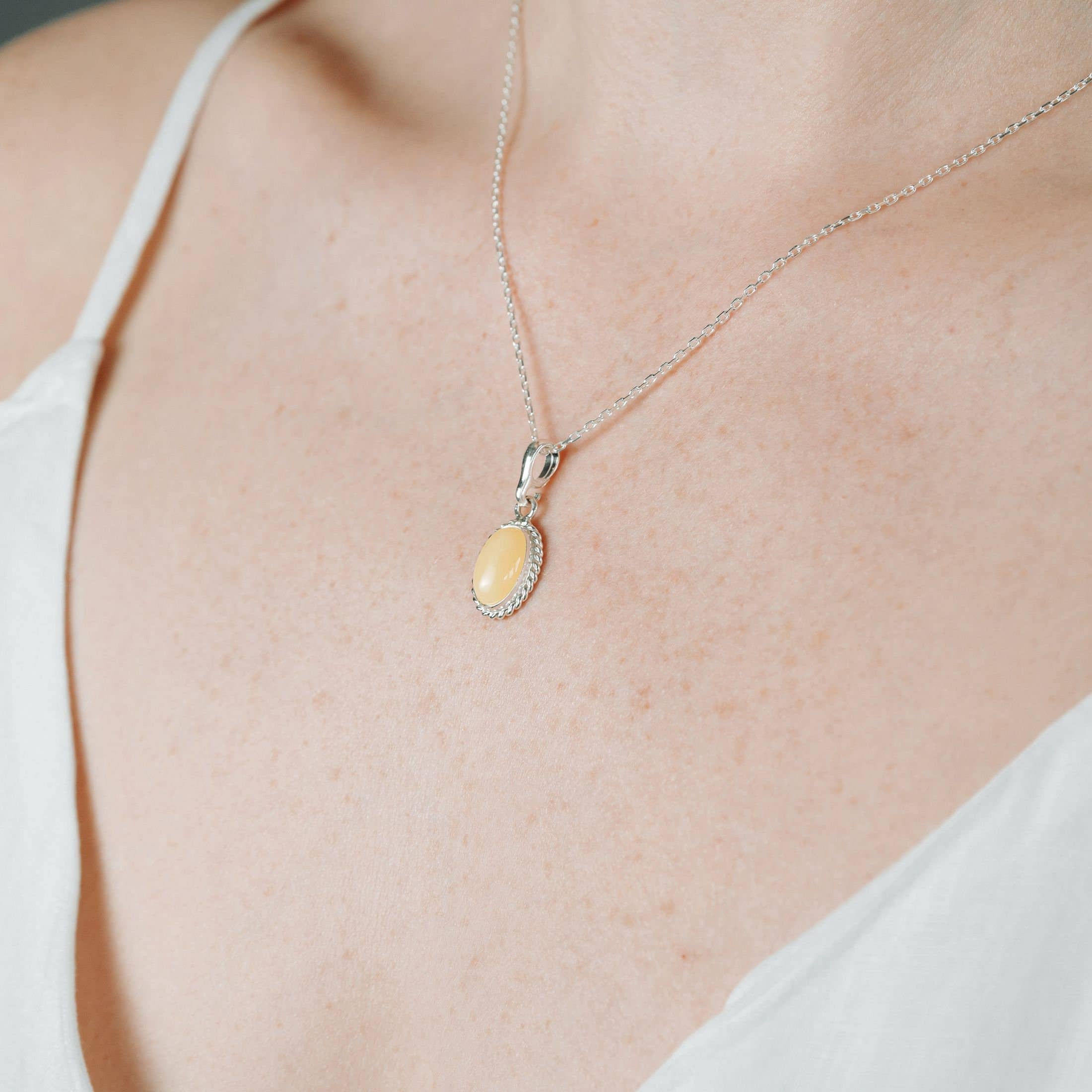 Marcin Waryszak – Colar pingente/pendente por atacado – Colar Pendente Âmbar Egg Yolk Baltic Colar Pendente Âmbar Oval2