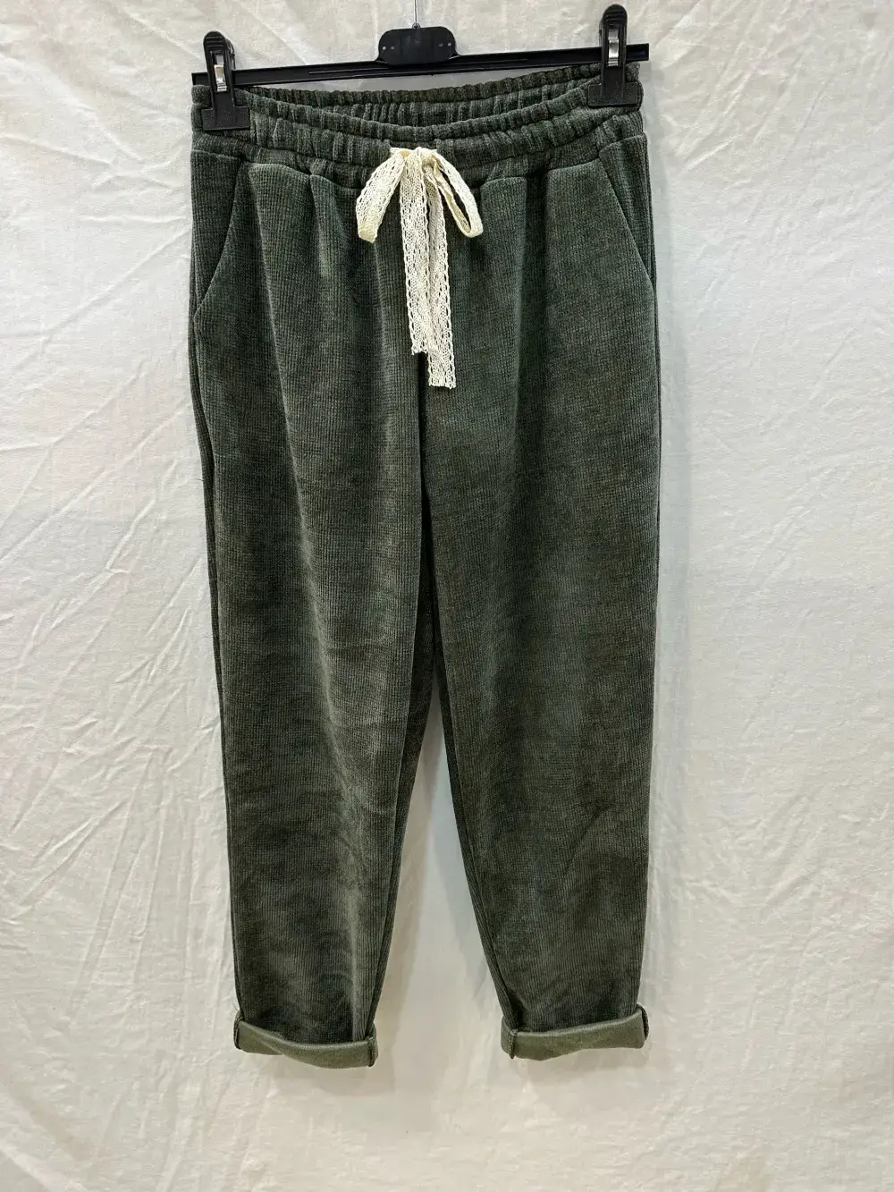 Mimi & Gogo – wholesale Mjukis- och joggingbyxor – Dam – Velour joggingbyxor med spets och resår i midjan, två fickor, one size för storlek 36–4210