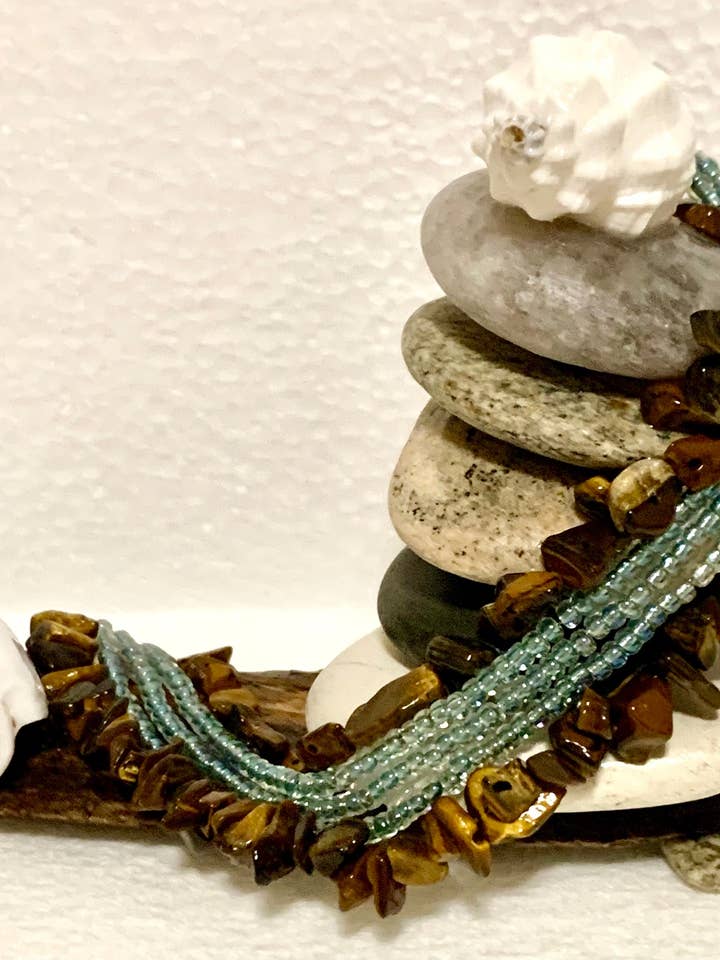 Cascata in stile giardino in quarzo azzurro su legni per la vendita all'ingrosso da parte di Cairns & Creations by ECW