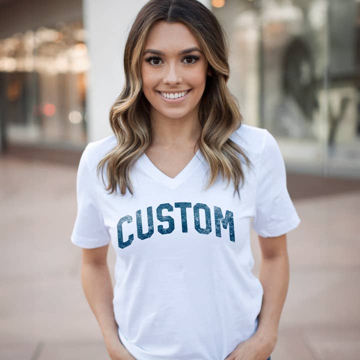 T-shirts en coton à col en V personnalisés avec votre nom, emplacement ou logo pour la vente par Peculiar People Designs