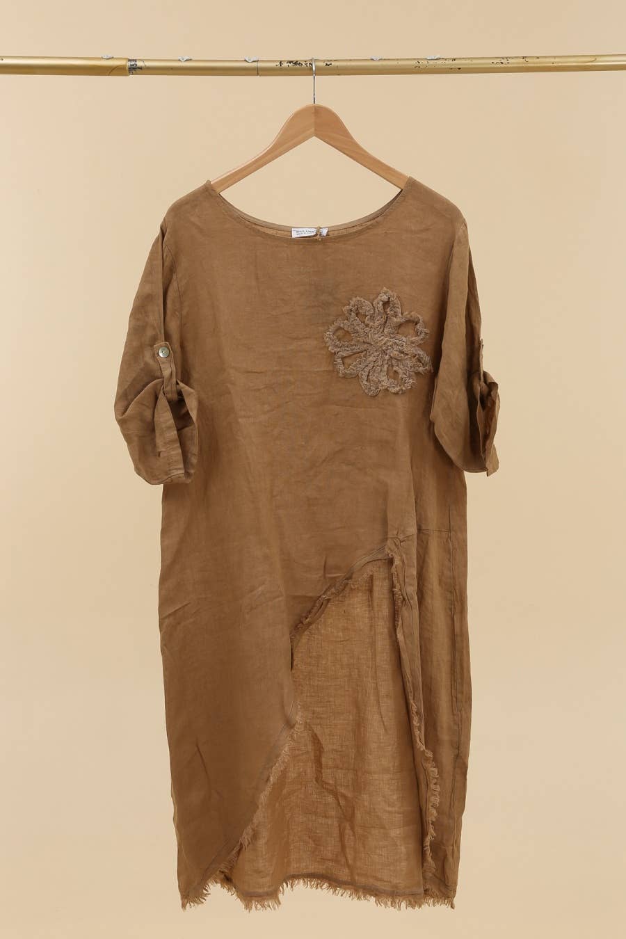 LÉA & LUC – Großhandel Kleid – Damen – 100 % Leinenkleid mit Blumenmotiv auf der linken Brust, REF. 724835