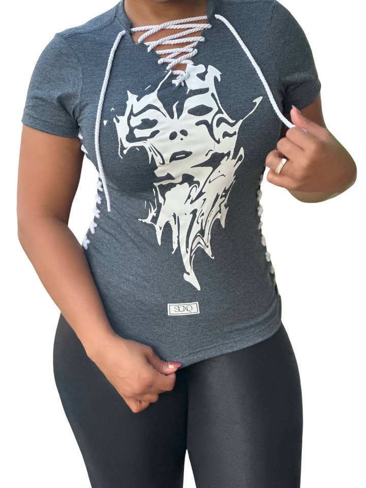 T-shirt HER Too à col plongeant imprimé graphique en coton de qualité supérieure pour la vente par SUXQ