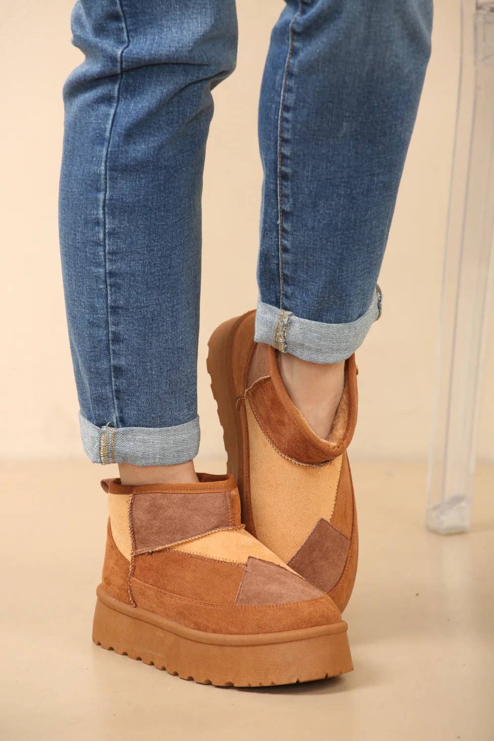 MEZCLA DE CASTAÑAS BOTÍN CÓMODO CON FORRO DE PIEL CON PLATAFORMA DE RETAZOS de venta al por mayor en Faire7