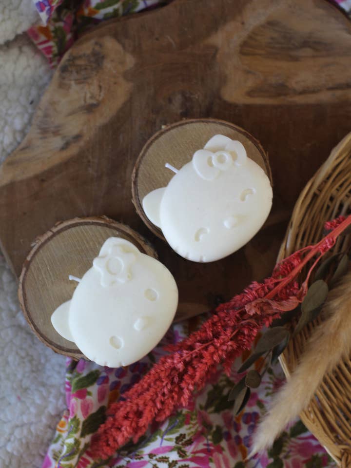 Hello Kitty candle for wholesale by Meet me at the corner
