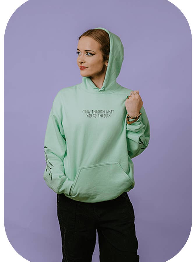 Cresci attraverso ciò che attraversi; continua a crescere, guarire in corso (include una stampa sul retro e sulle maniche!) - Felpa con cappuccio per la vendita all'ingrosso da parte di Self-Care Is For Everyone