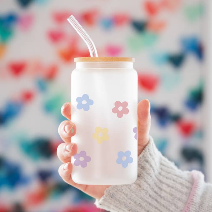 Pastelkleurige Daisy Glazen IJskoffiebeker met Bamboe Deksel & Rietje voor wholesale door Love Mae Co.