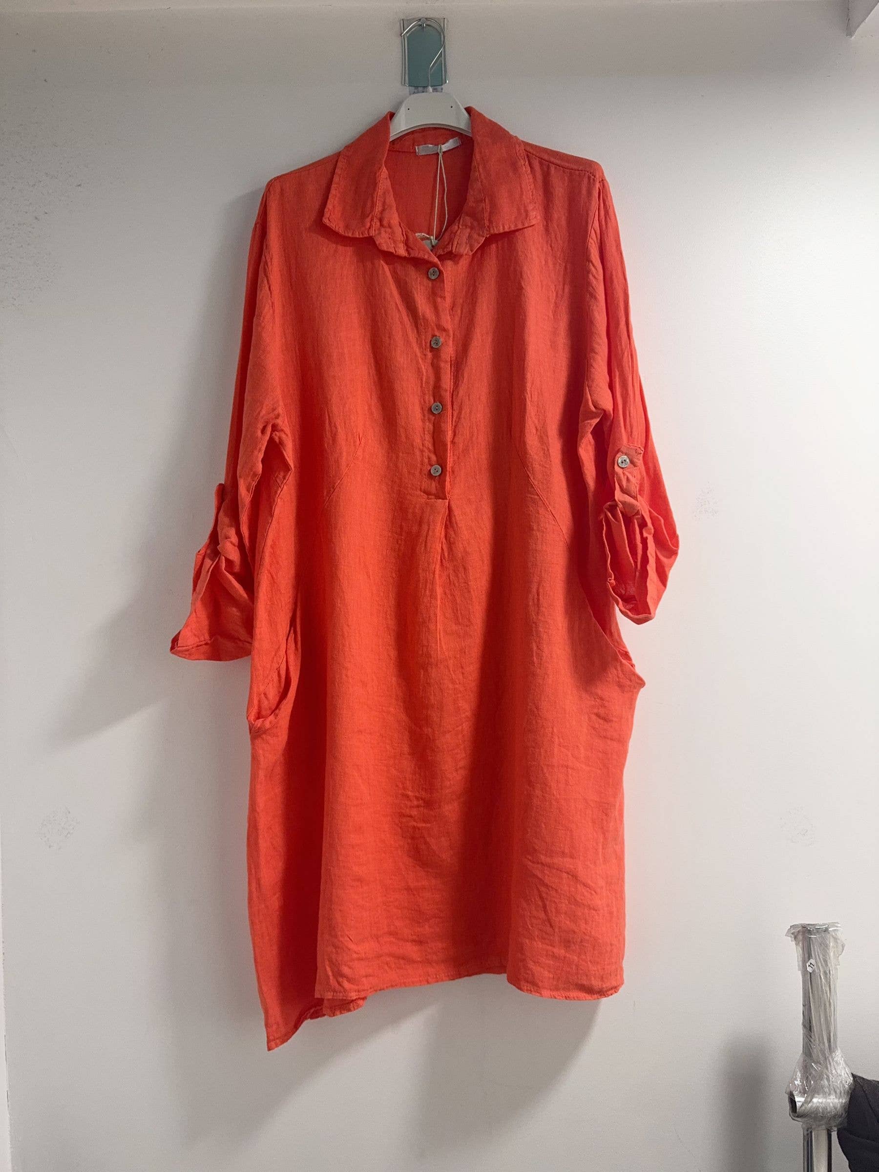 Happy look – Großhandel Kleid – Damen – Kurzes Hemdkleid aus Leinen mit langen Ärmeln16