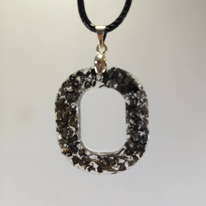 Pendentif O en métal C0005 pour la vente par Resinartesania