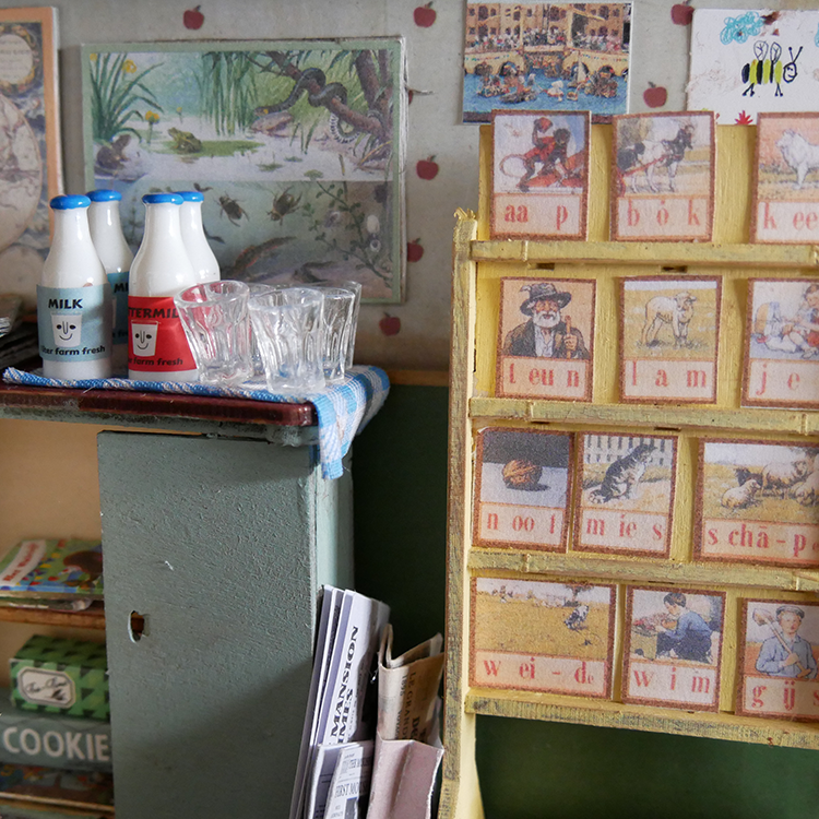 Het Muizenhuis – Engroshandel DIY-hobbysæt – Børn – Børnesæt til gør-det-selv dukkehusmøbler – klasseværelse (skala 1:12)7