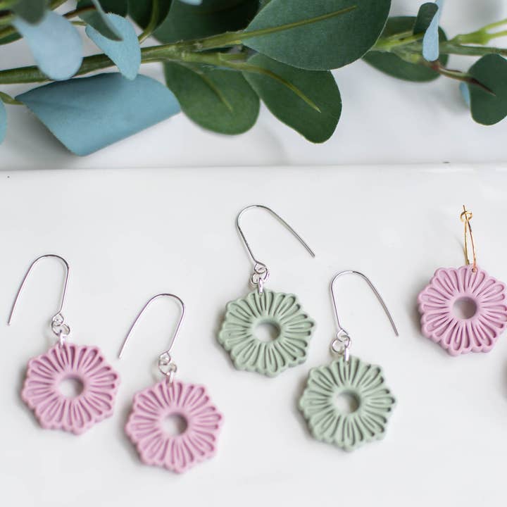 Lätta Daisy Clay Örhängen för wholesale av Blushes and Neutrals