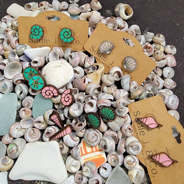 CONCHAS | Brincos de Tacha por atacado de Sadie J. & Co.