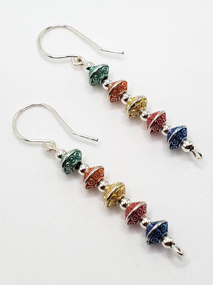Boucles d'oreilles, perles métalliques empilées colorées, Isla pour la vente par Jezabel Adornment