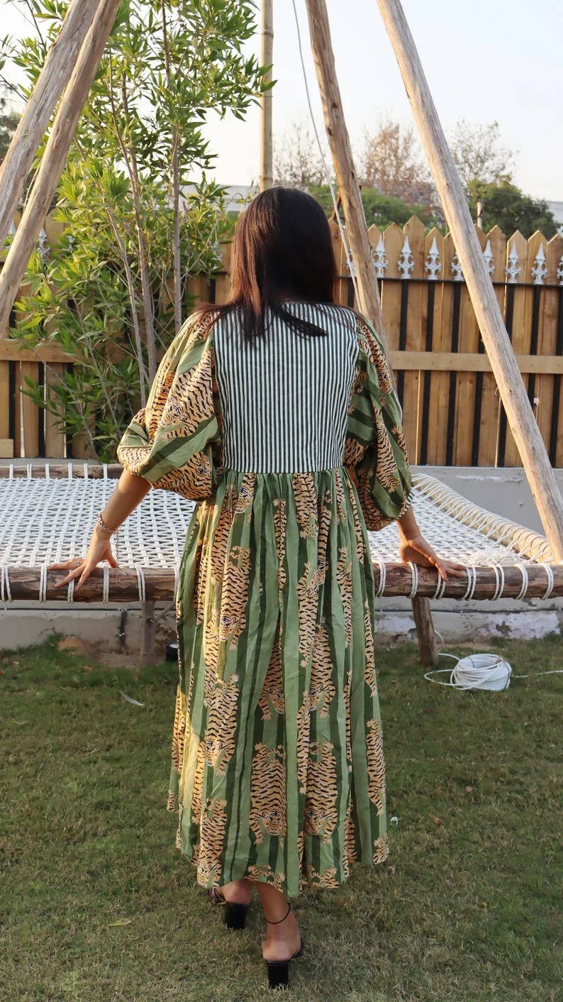 GYPSY STUDIO – wholesale Klänning - Dam – Tigertryck lång midiklänning djup hals med snöre2