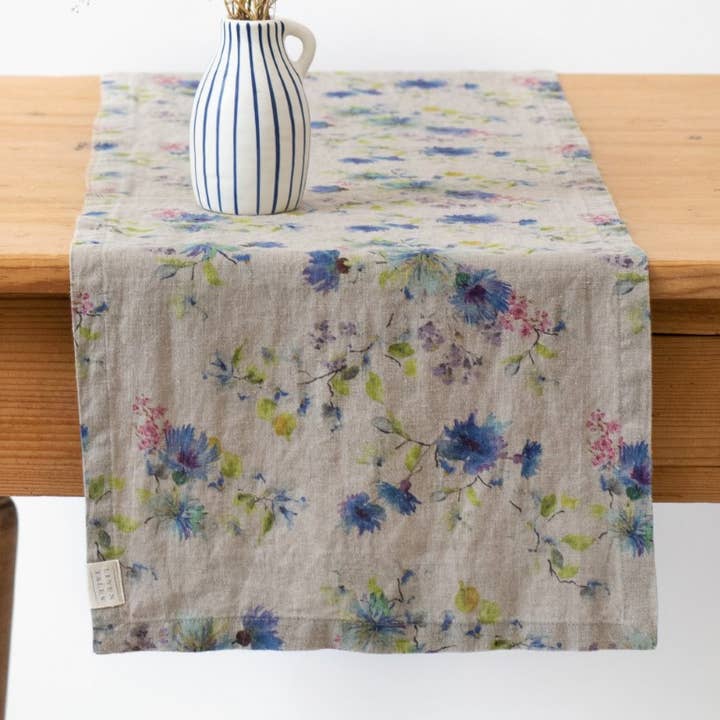 Löpare i naturlinne med blommönster för wholesale av Linen Tales (We cover U.S. import duties)